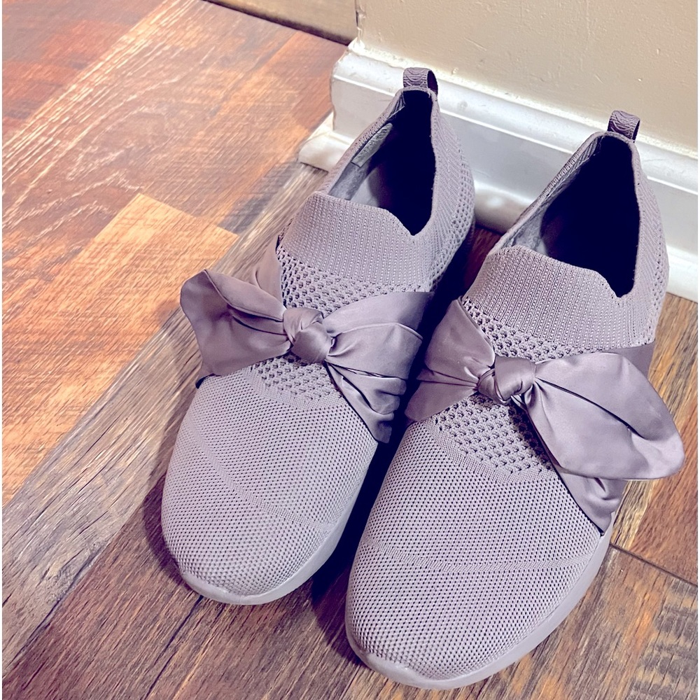 Lavender!! BOBS Skechers slip-ons with memory foam. Unique find!